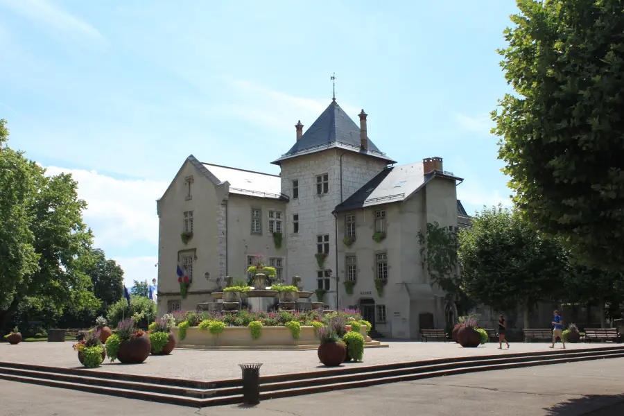Hôtel de Ville et Temple de Diane