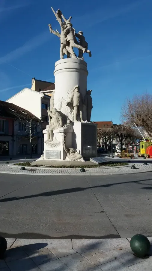 Square Alfred Boucher et le Monument aux morts