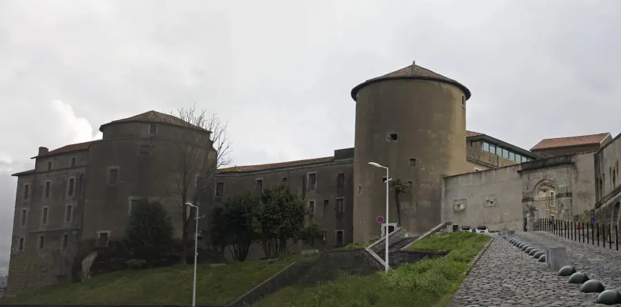 Place Paul-Bert (Château-Neuf)