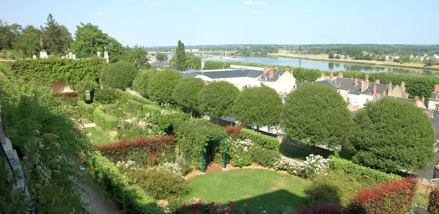 Hôtel de ville et jardins de l'Évêché