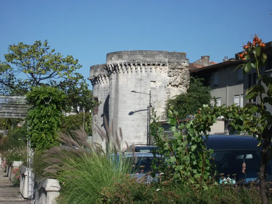 Porte et tours du Vieux-Port de Cognac