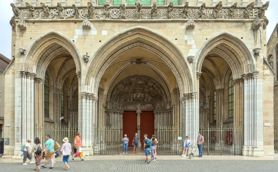 Église Notre-Dame et la Chouette