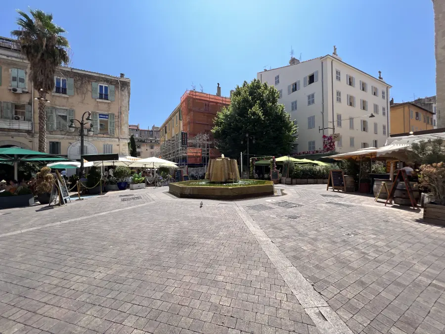 Place et carré Thiars