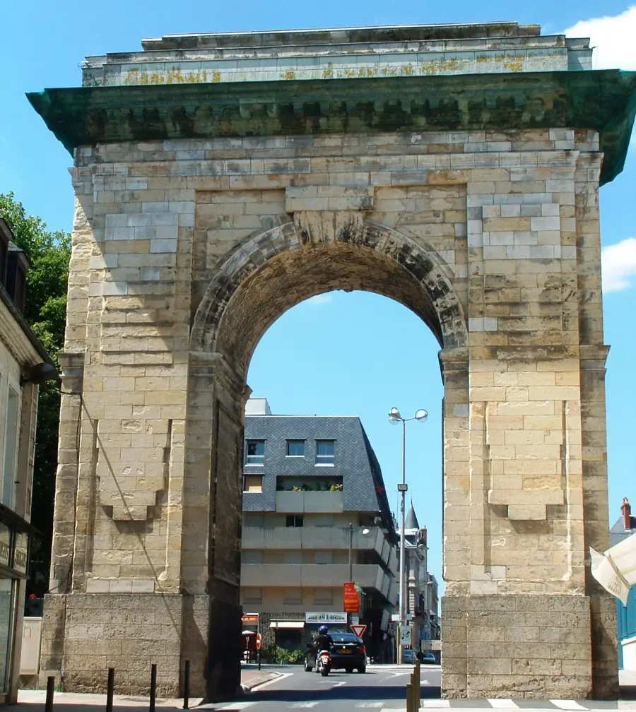 Église Saint-Pierre et Porte de Paris